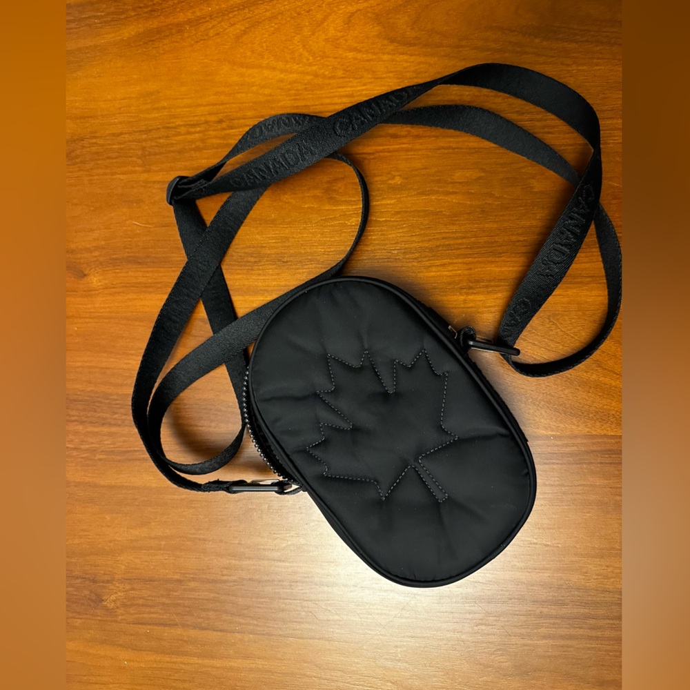 Lululemon Black Crossbody Bag - Canada edition